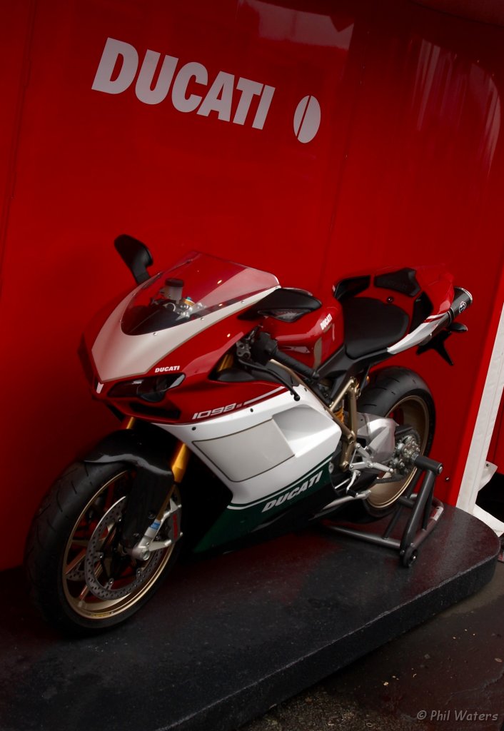 MotoGP_Donnington_24-6-07 010.jpg - mmmm, nice!